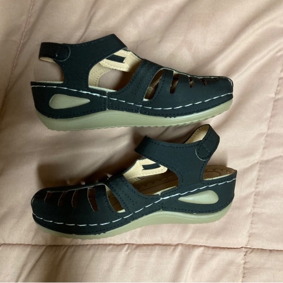 NWOT Black Wedge Heel Sandals - Picture 6 of 7